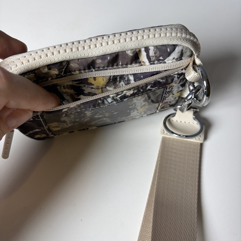 Iris & Rainbow New Woodsy Camo 2nd Gen RFID Wristlet Wallet - Never Used - Picture 3 of 6